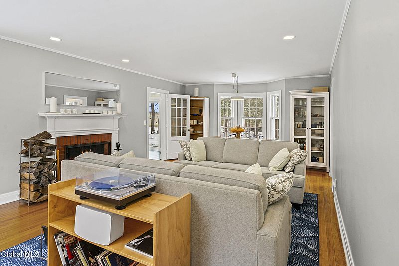 4th image of 19 Hillcrest Drive