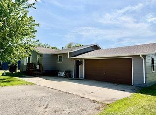 405 S 3rd St, Oakes, ND 58474