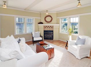 643 Annie Rose Ln NW, Bainbridge Island, WA 98110