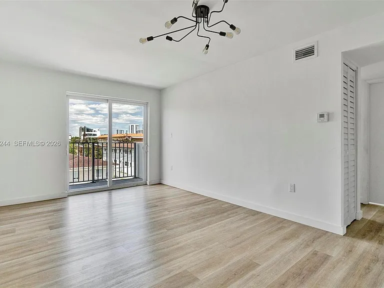 620 SW 10th St #301 — Photo 8