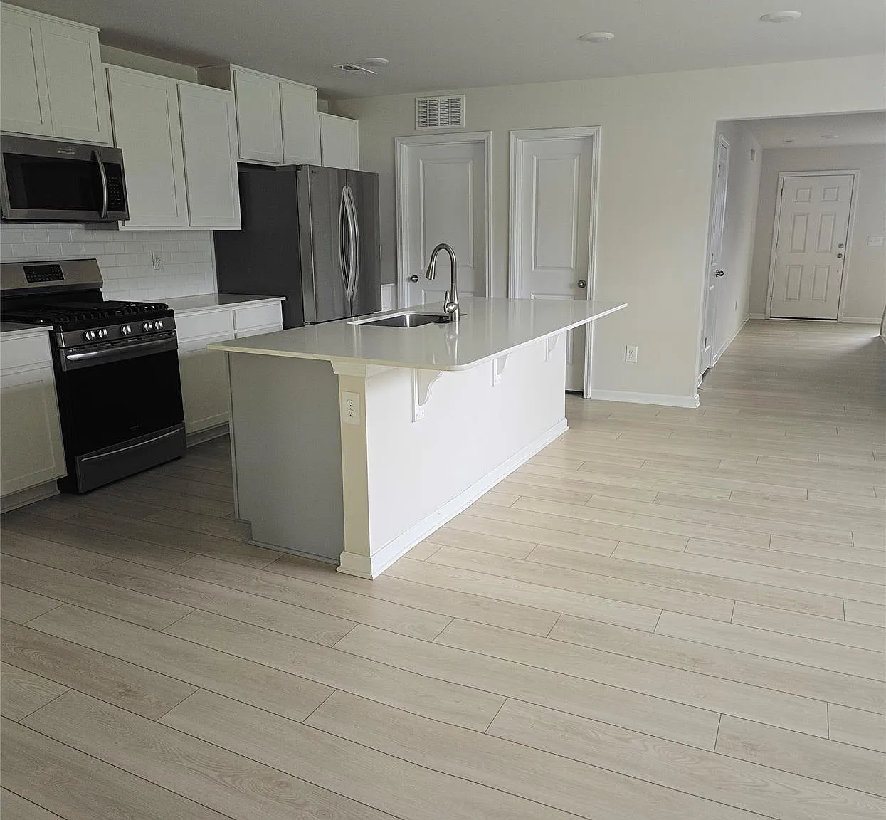 5 bed, 2.5 bath, 2360 sqft, $2,195 — Photo 3
