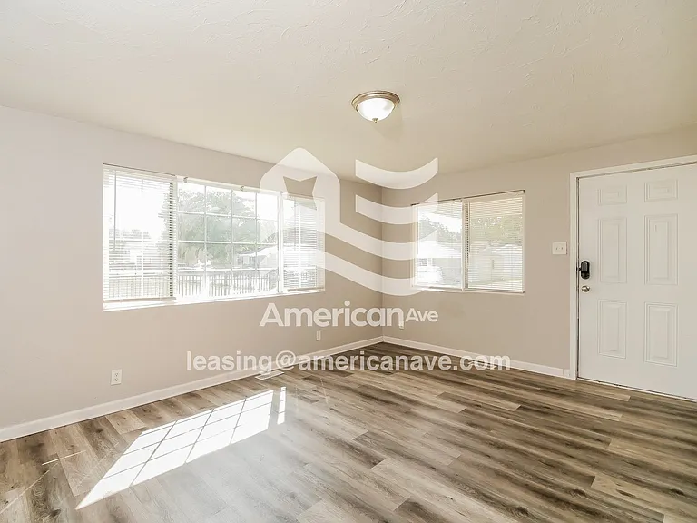 1833853_006_wm_-_living_room_13116433.jpg