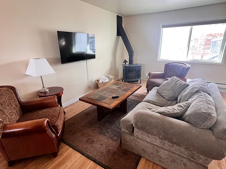 Bright living room with gas fireplace on a thermostat