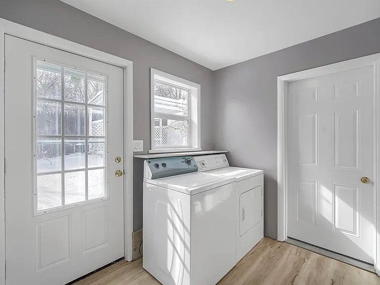 447 Clove Rd — Photo 24