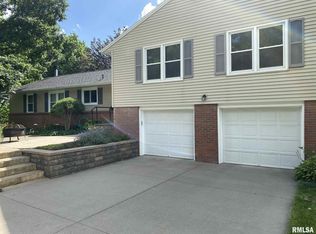 2612 Olympia Dr, Bettendorf, IA