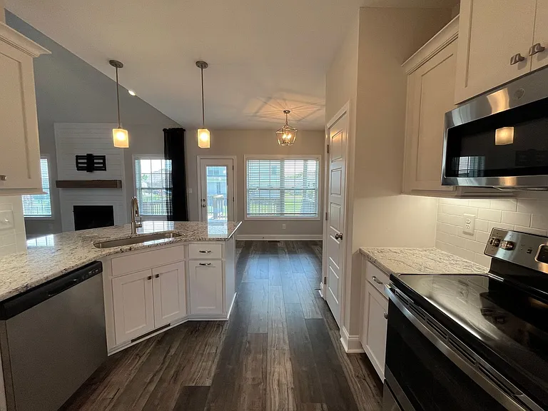557 Dexter Dr — Photo 13