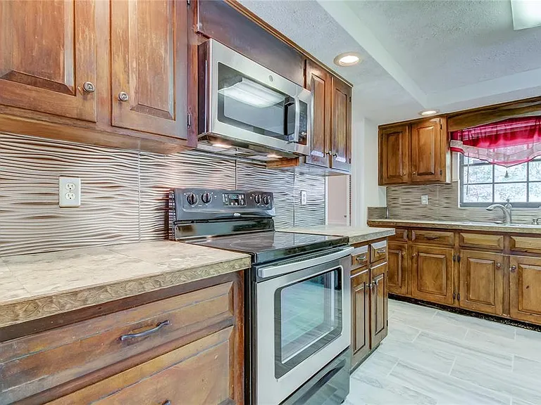 10406 Reclinata Ln — Photo 13