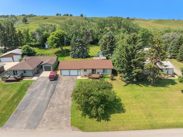 20 62nd St SW, Minot, ND 58701