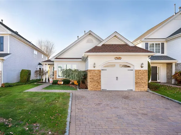 23 Madison Circle #23, Middle Island, NY 11953