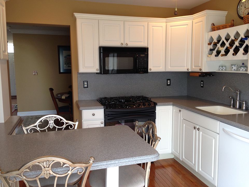 Eat-in Kitchen
