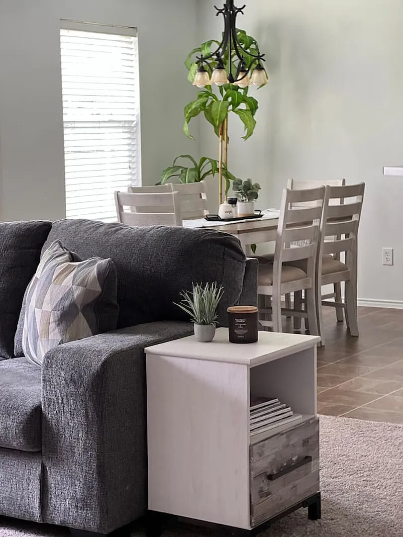 Cozy 3 Bedroom House with Beautiful Fireplace — Photo 3