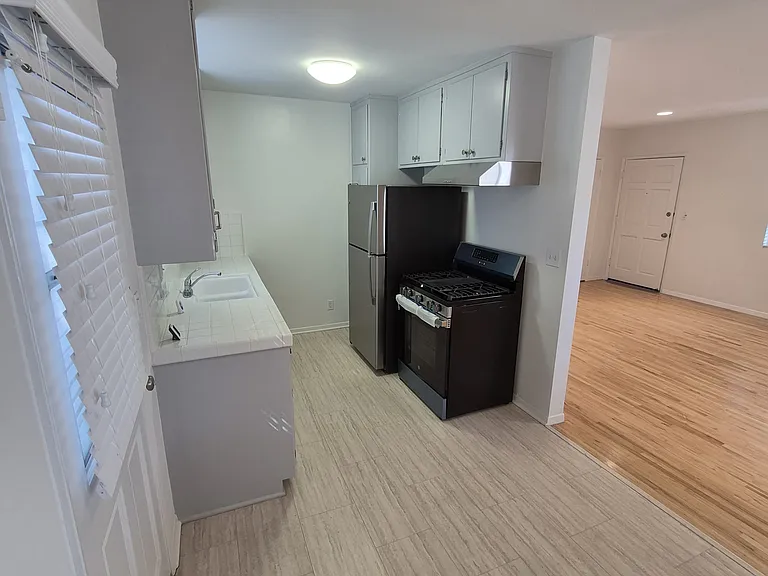 511 Strand St #A — Photo 9