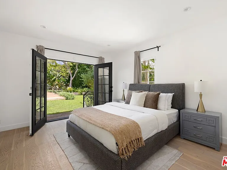 712 N Rodeo Dr — Photo 17