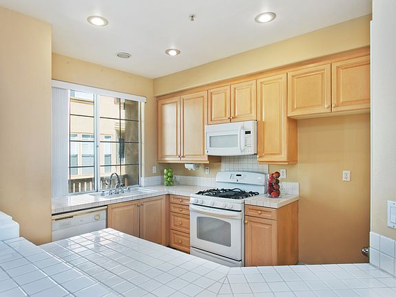4th image of 483 W Summerfield Cir