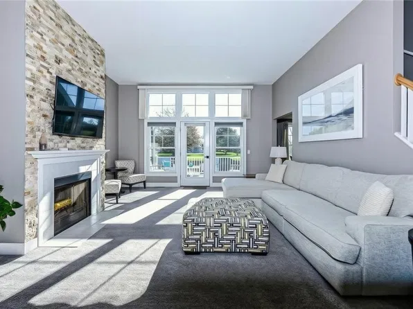 94 Storm King Dr, Portsmouth, RI 02871