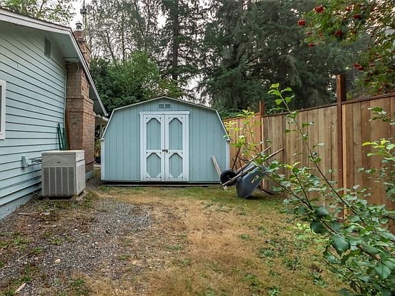 4th image of 10417 Butte Dr SW