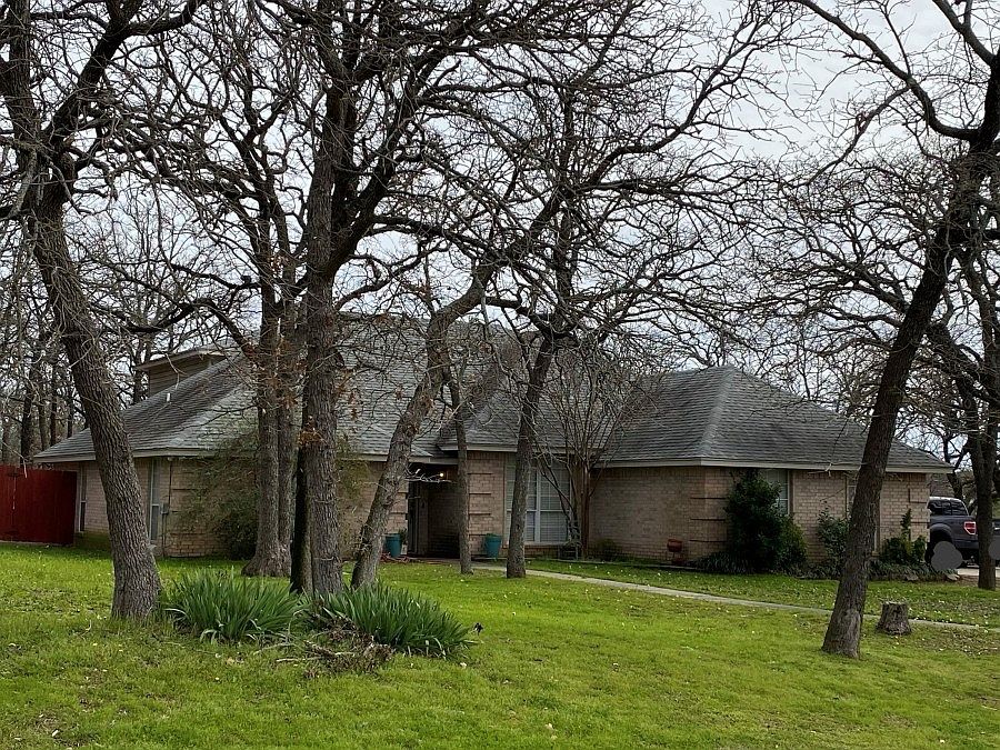 2nd image of 512 Shady Oaks Trl