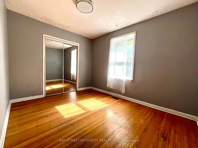 520 Lynett Cres — Photo 8