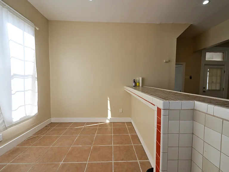 Dining Area & breakfast counter