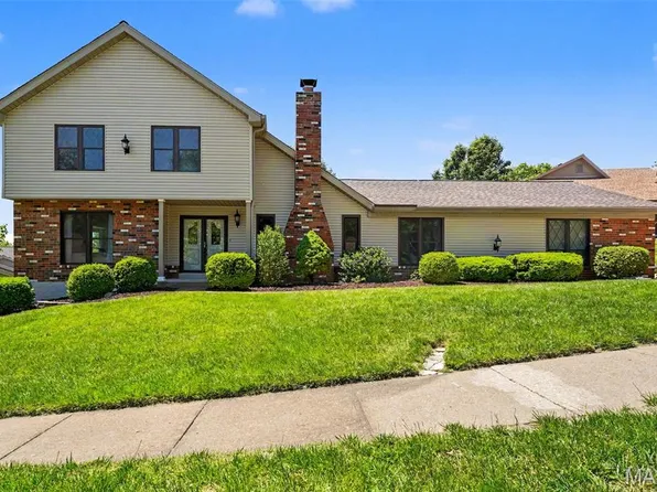 5022 Amber Place Dr, Saint Louis, MO 63128