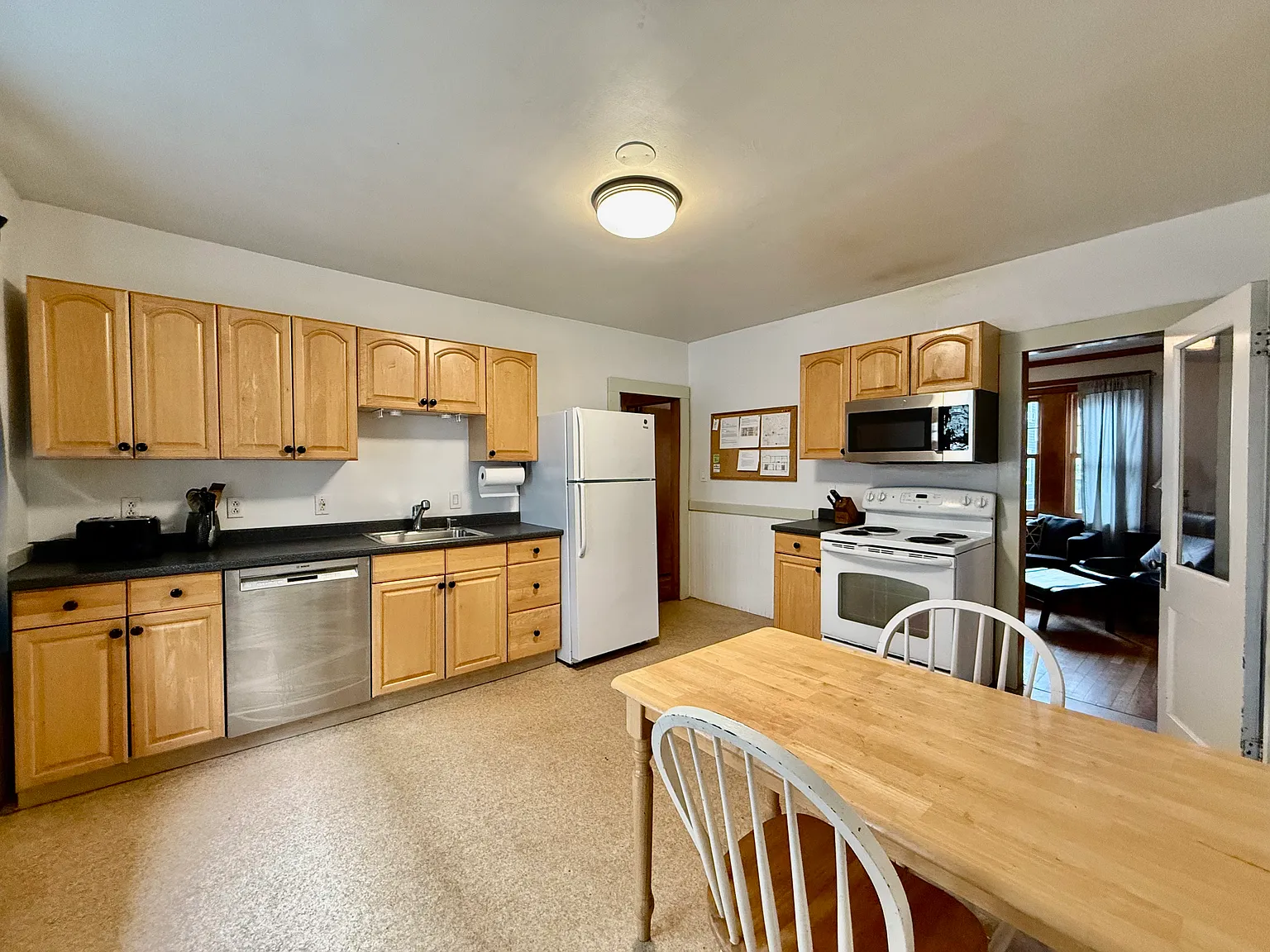 4 bed, $5,200 — Photo 1