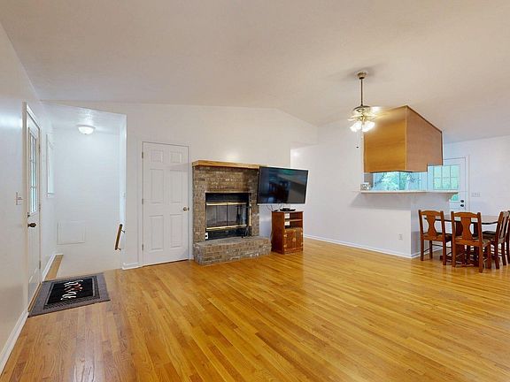 2nd image of 416 Hickory Hill Ln