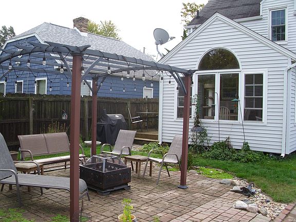 3rd image of 1321 E Victoria St