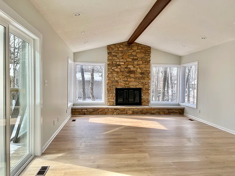 121 E Navajo St — Photo 2
