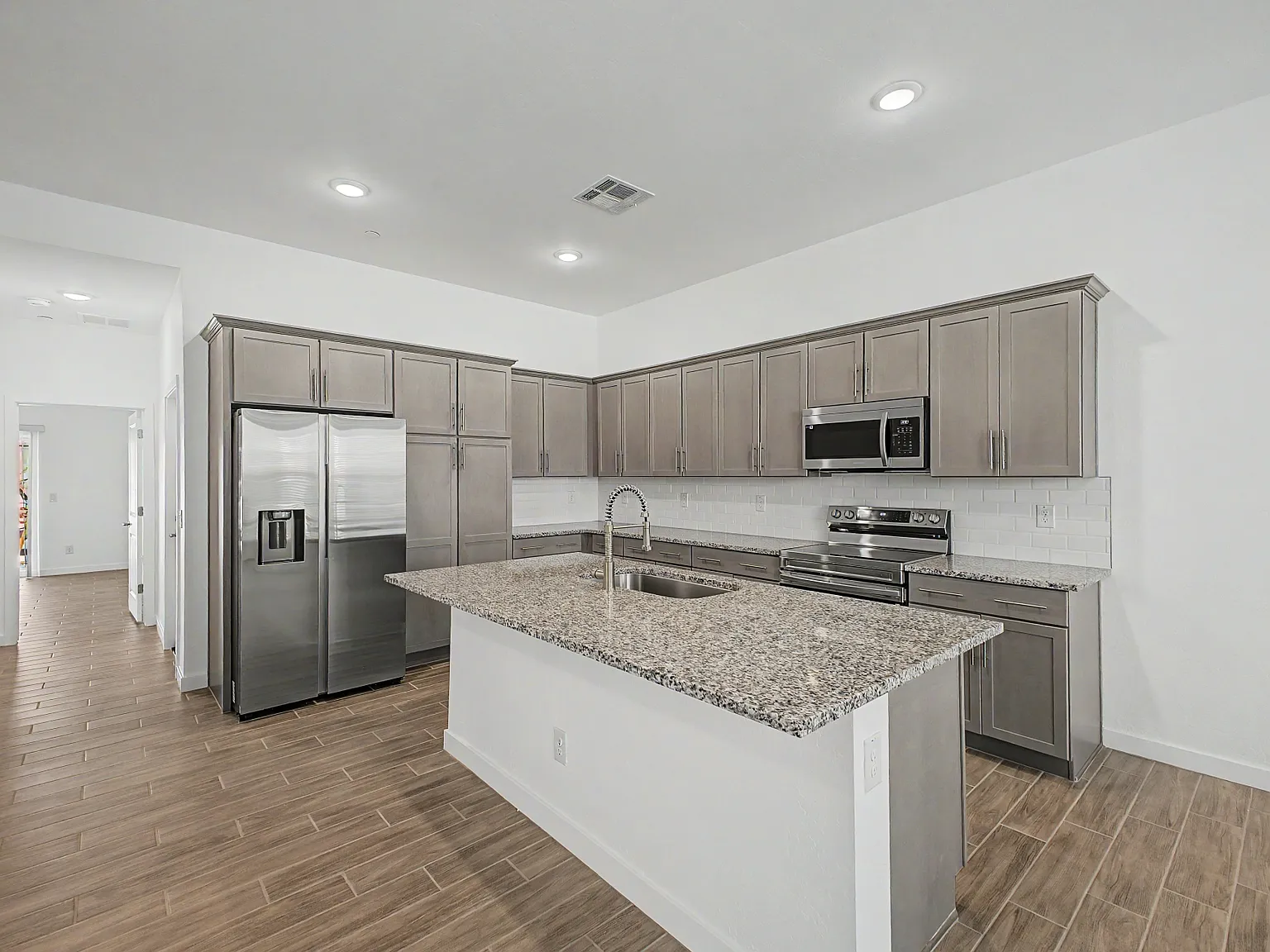 3 bed, 2.5 bath, 1818 sqft, $1,995 — Photo 1