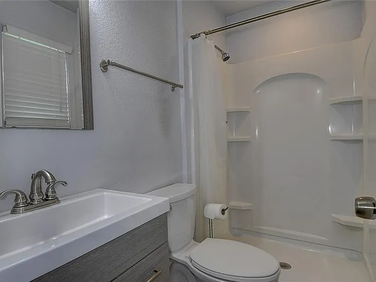 1093 Salisbury Dr — Photo 24