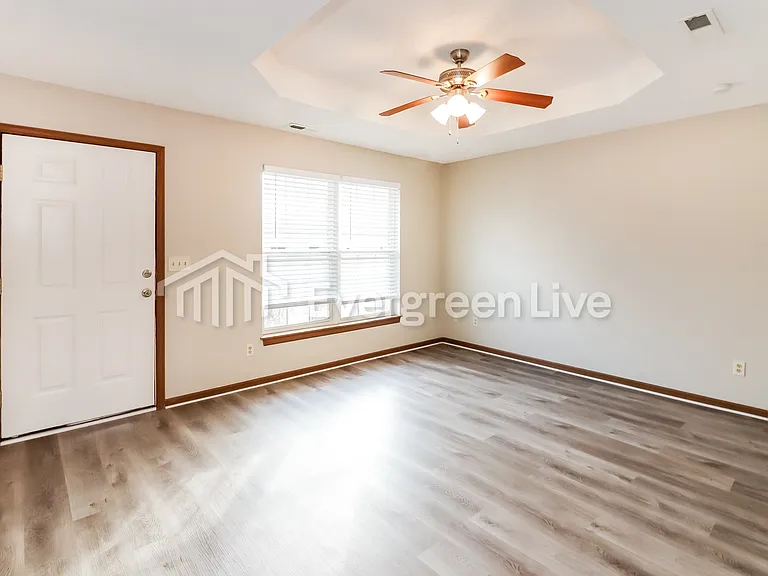 1501 Hawthorne Cir — Photo 4