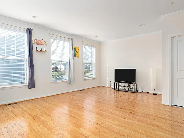 42304 Lancaster Woods Sq — Photo 8