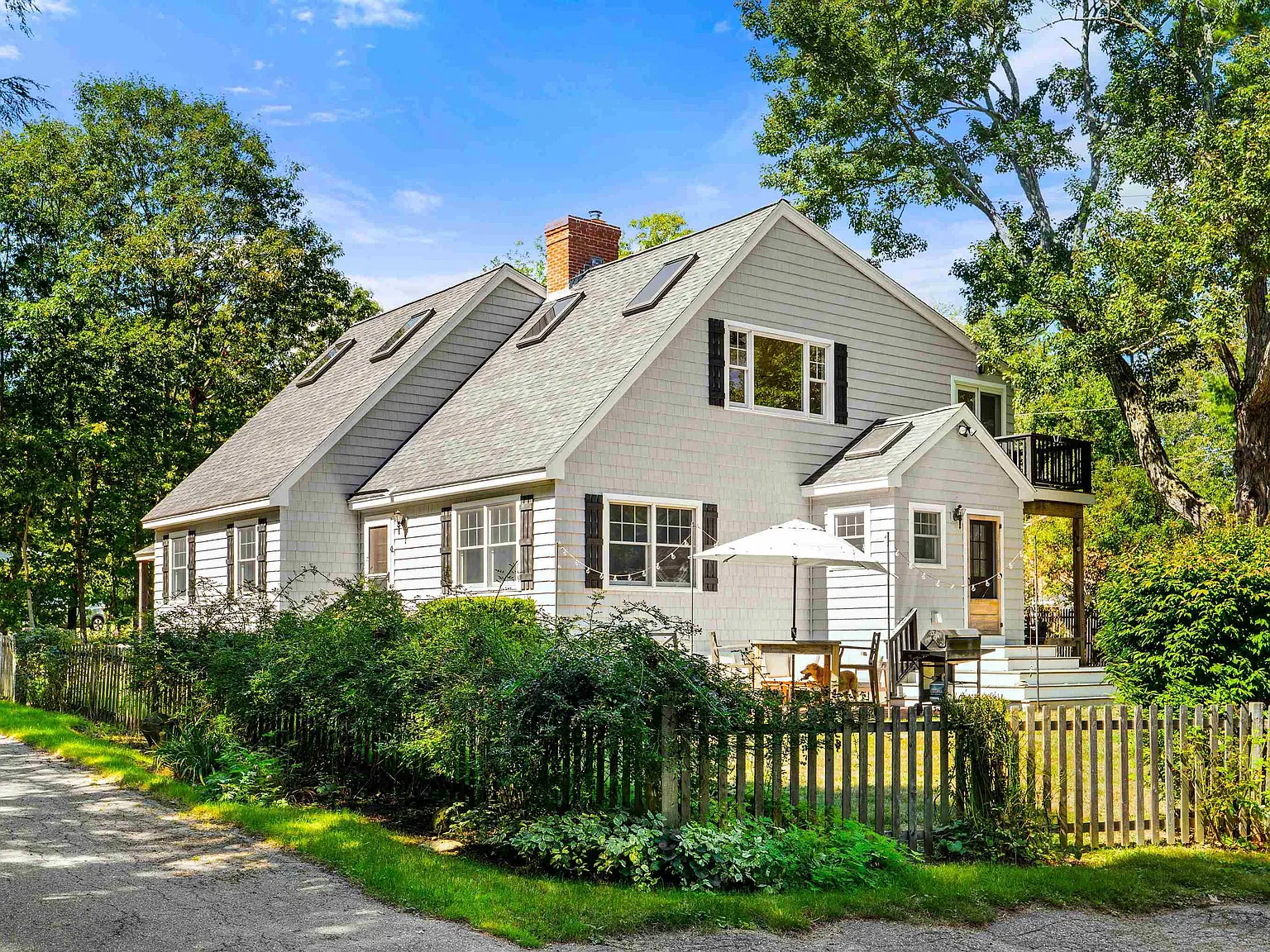 3 bed, 1.5 bath, 2423 sqft, $3,400 — Photo 1