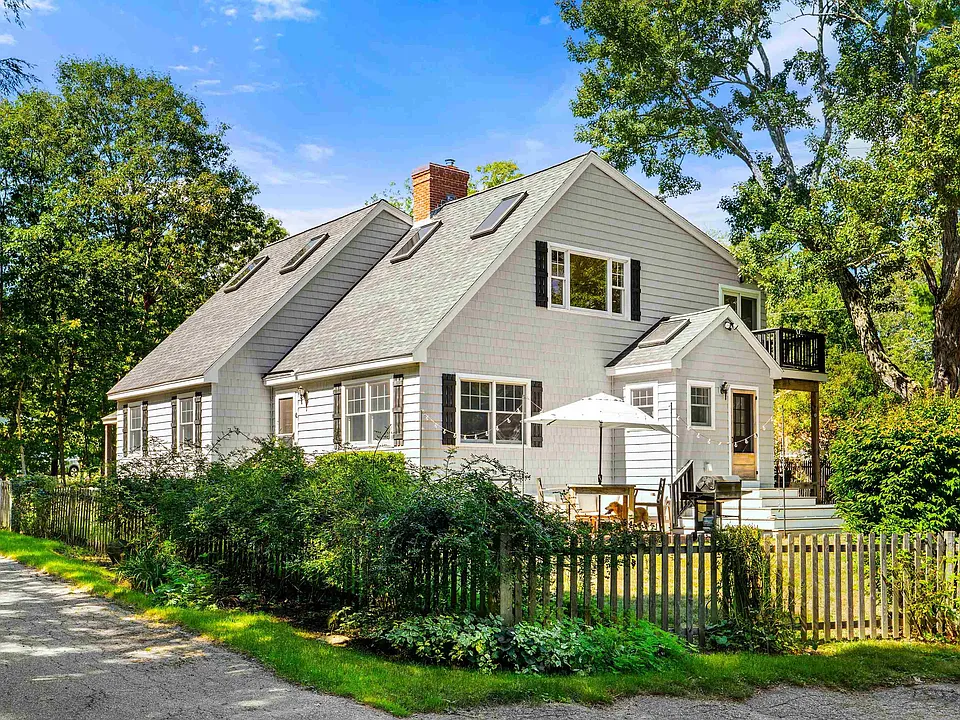 4 Moccasin Ln
