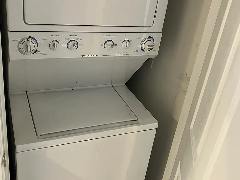 Unit offers a washer/dryer.