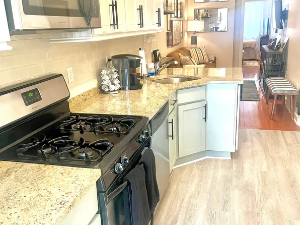 422 Bloomfield Street image 4 of 14