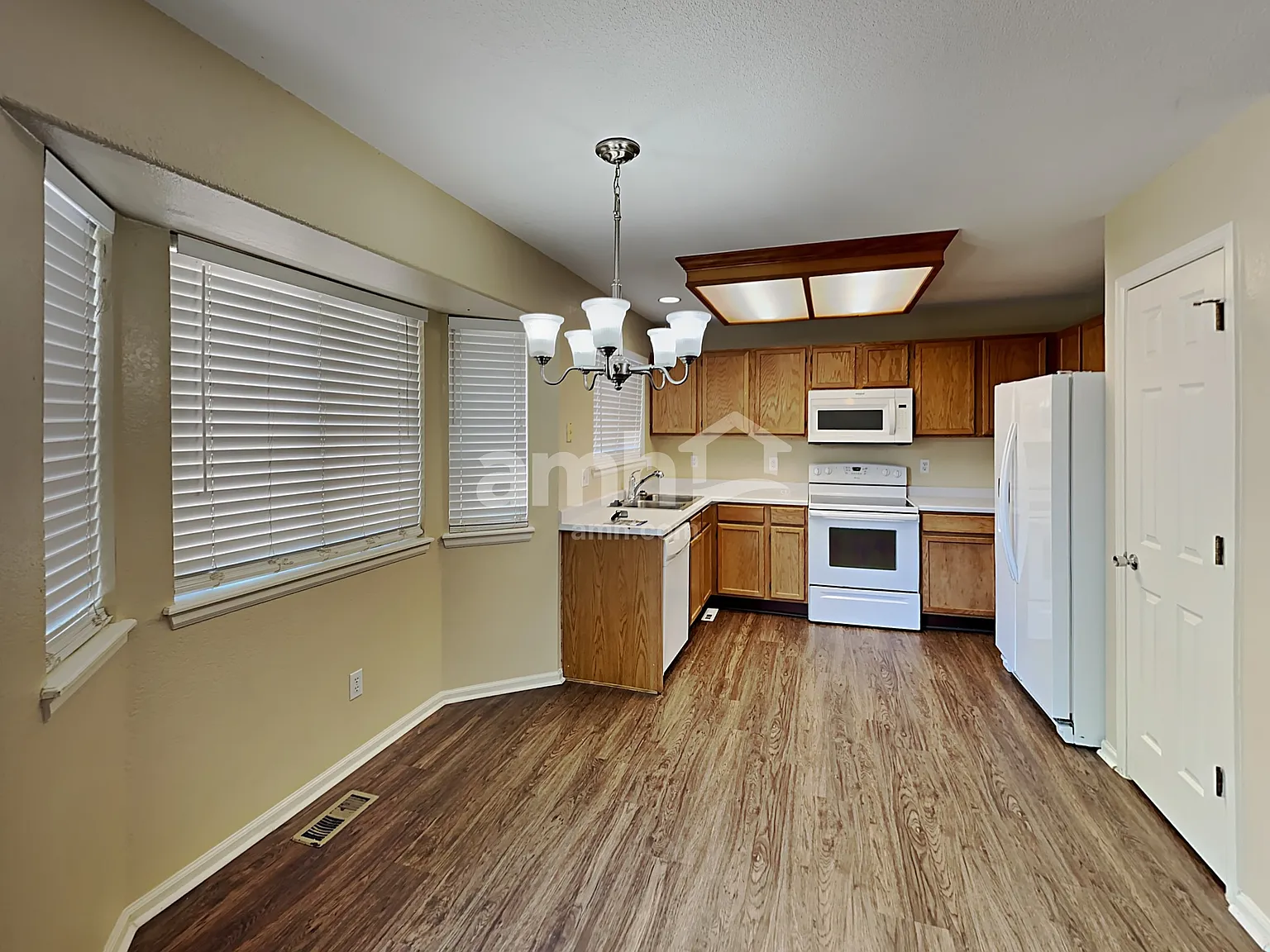 3 bed, 3.0 bath, 1984 sqft, $2,945 — Photo 4