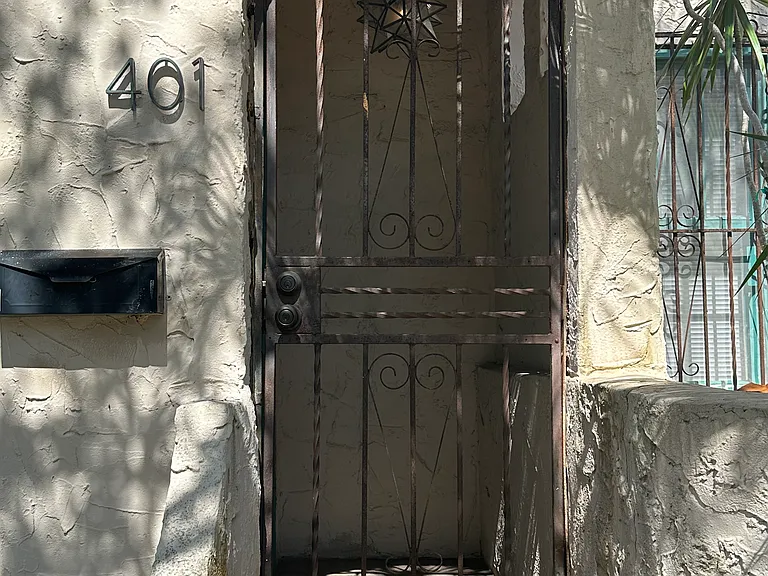 401 Lauderdale Trl — Photo 1