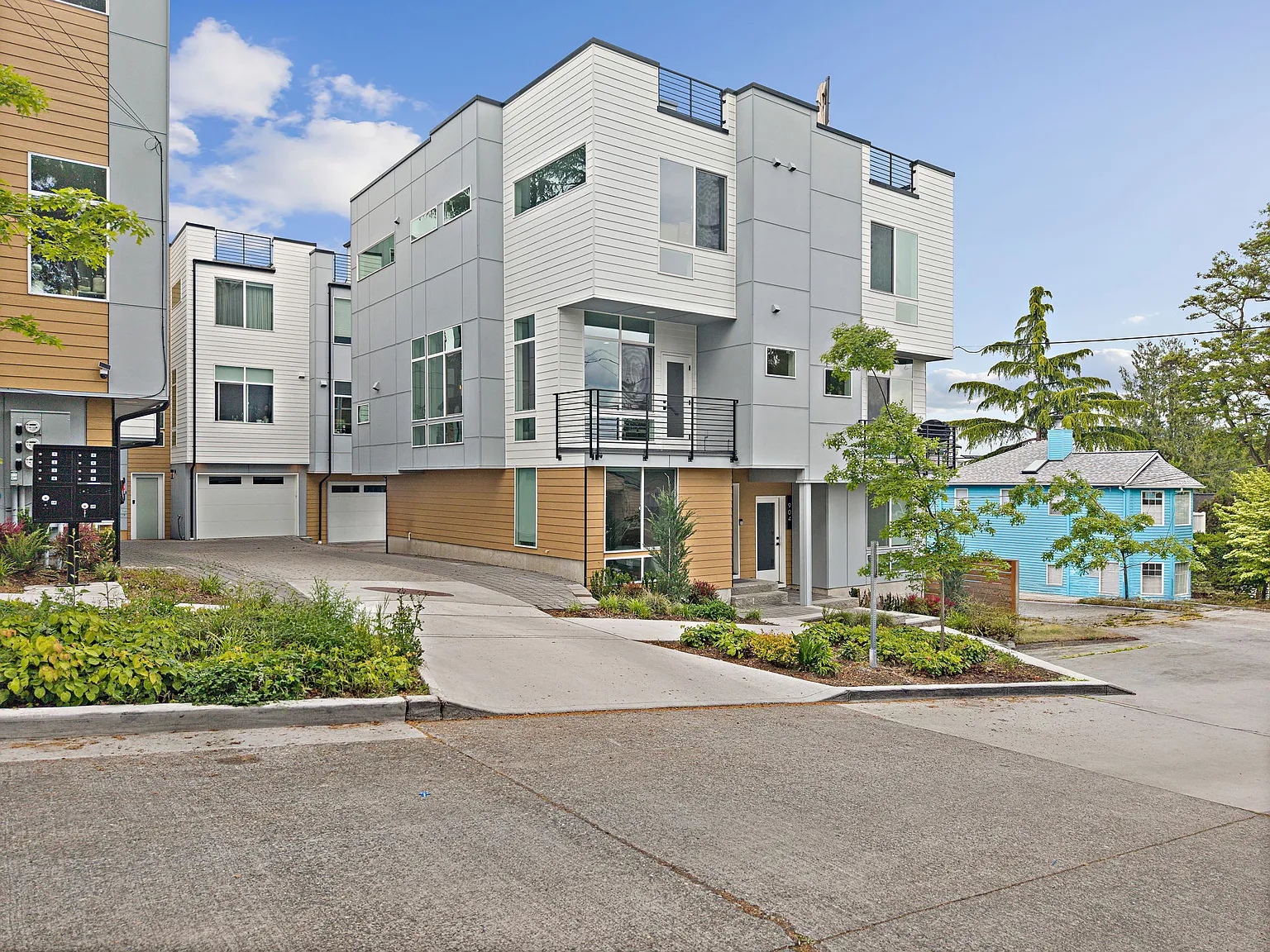 3 bed, 2.5 bath, 1617 sqft, $4,800 — Photo 3