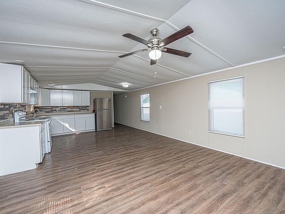 3rd image of 2155 Poinsettia Ave