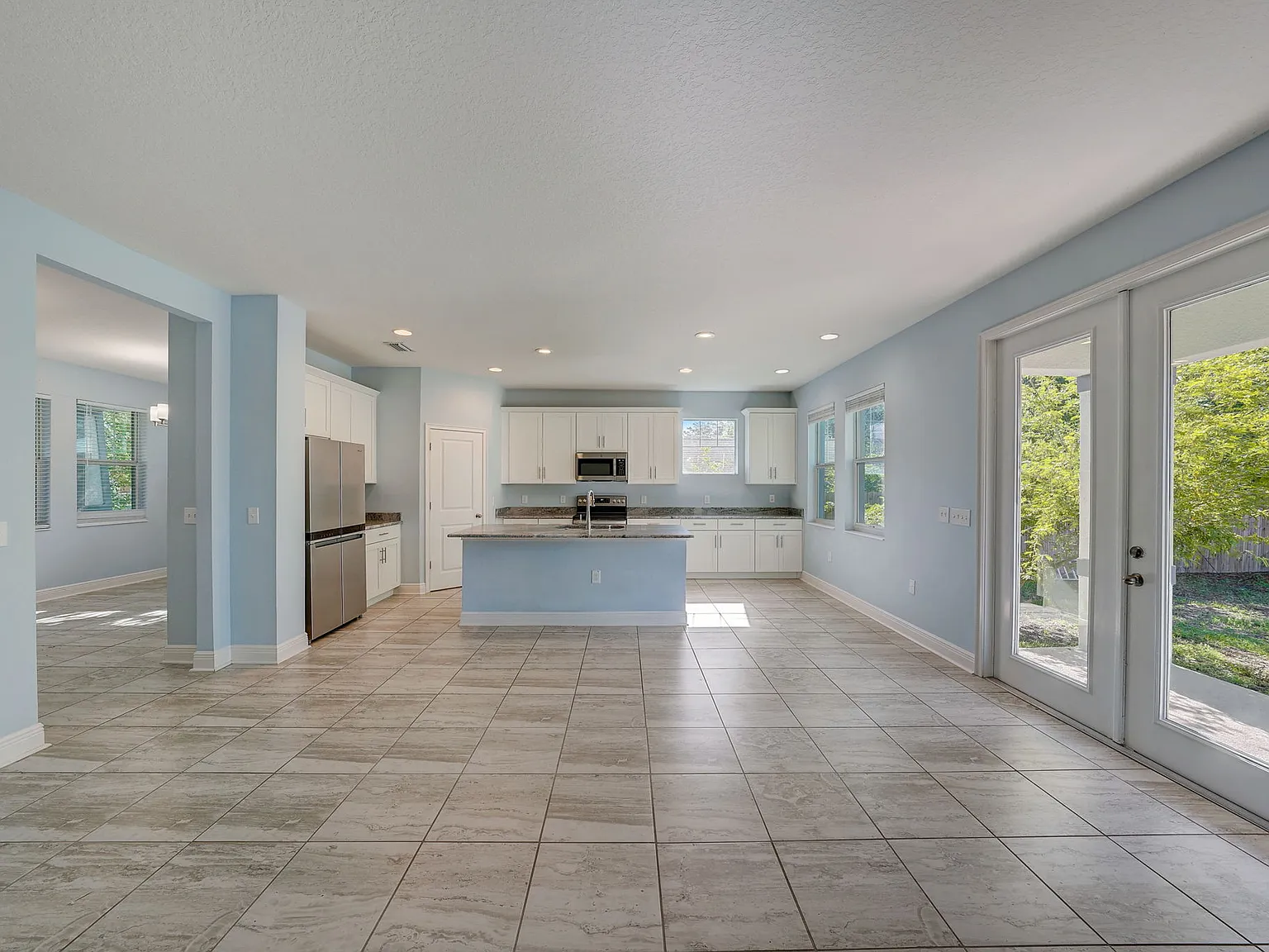 4 bed, 2300 sqft, $4,450 — Photo 3