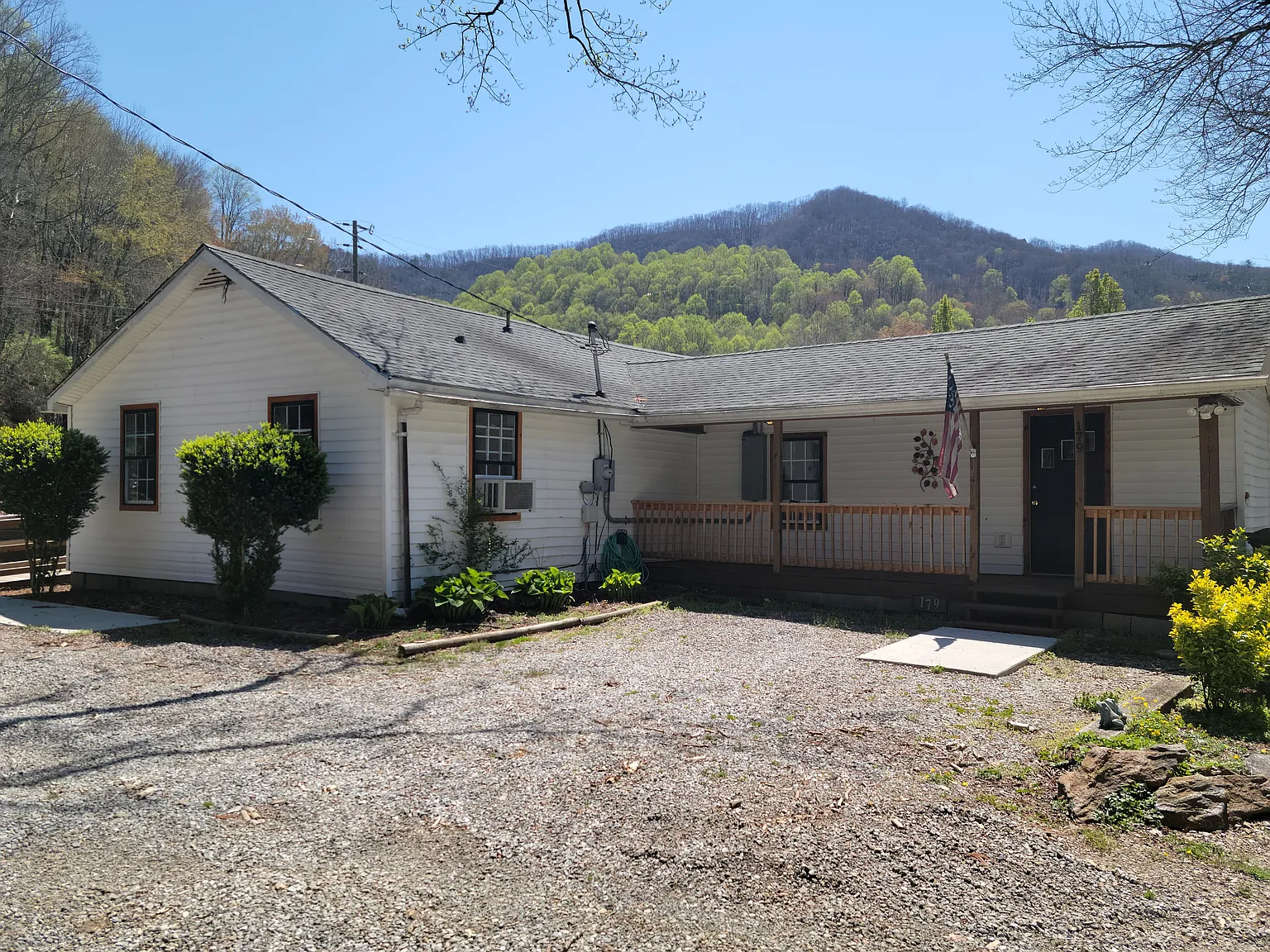 179 Jonathan Creek Rd — Photo 2