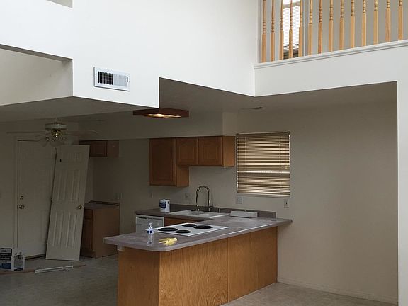 4th image of 930 E Lowell Ave