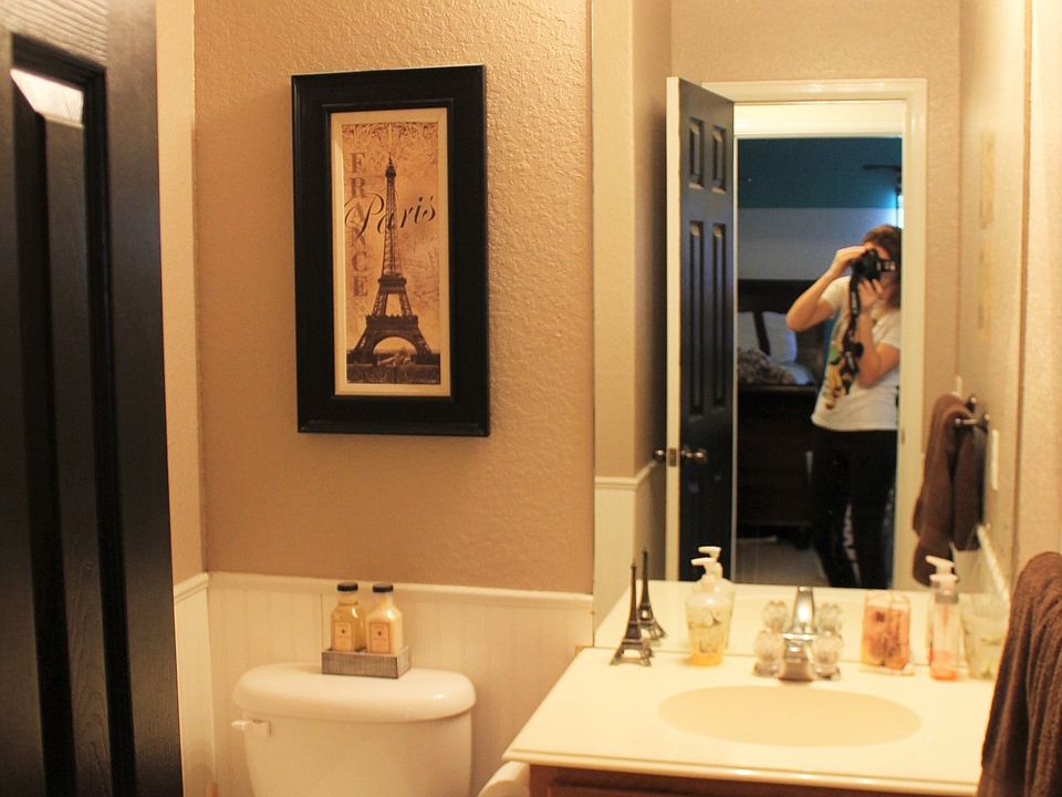 1/2 Bathroom