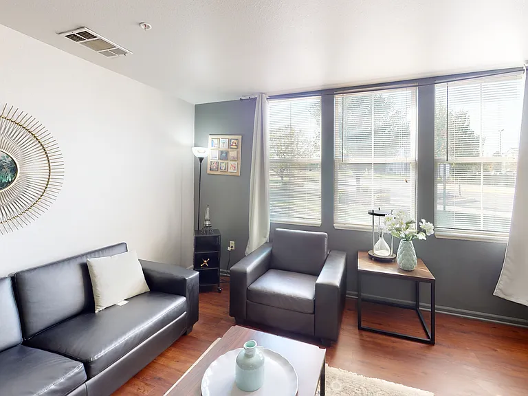 The Village at Chandler Crossings - Furnished Student Living - Priced Per Room — Photo 9