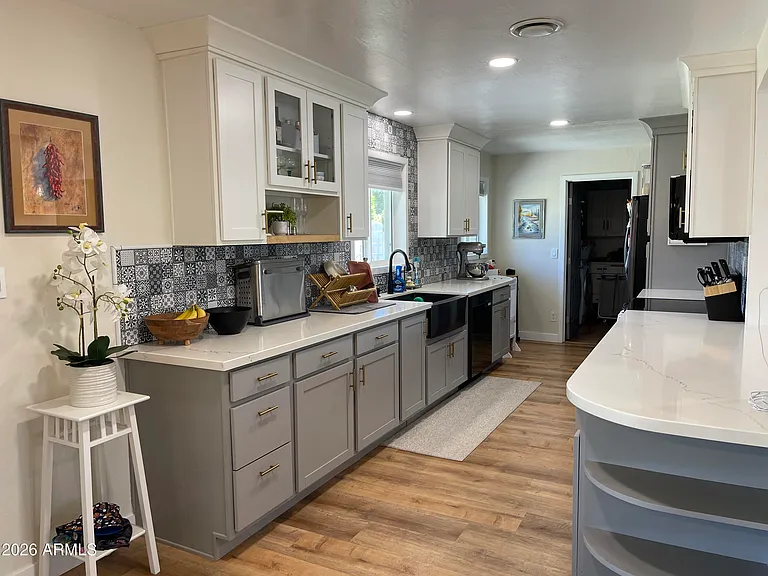 1828 W Lawrence Ln — Photo 6
