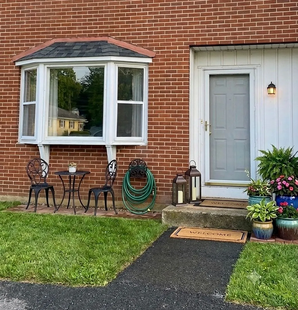 Townhouse - 2 bed + 2.5 bathrooms — Photo 1