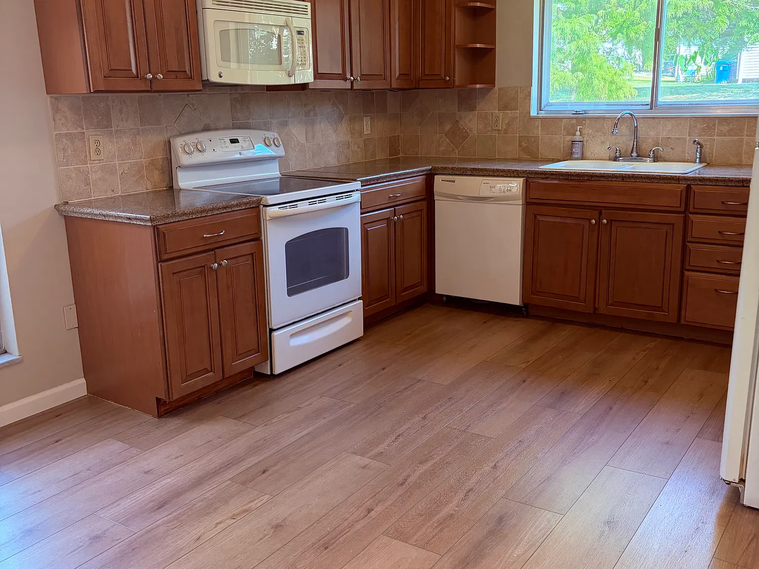 3 bed, 2.5 bath, 2750 sqft, $3,100 — Photo 4