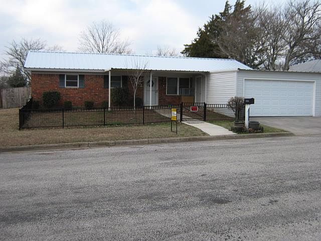 1st image of 902 E Clay St