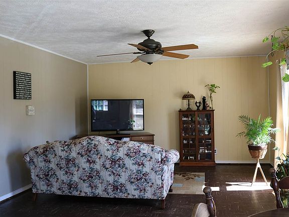 4th image of 1002 Colonial Dr